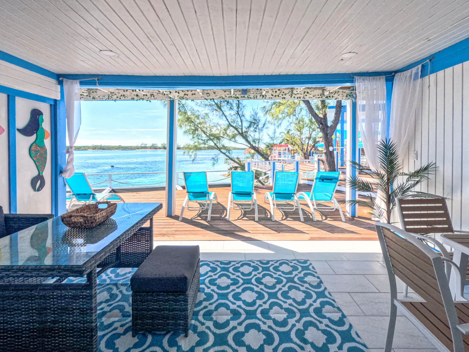 Your own space, from arrival to last call.